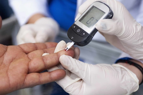 Cần kiểm tra đường huyết đều đặn phòng nguy cơ hạ đường huyết do thuốc.